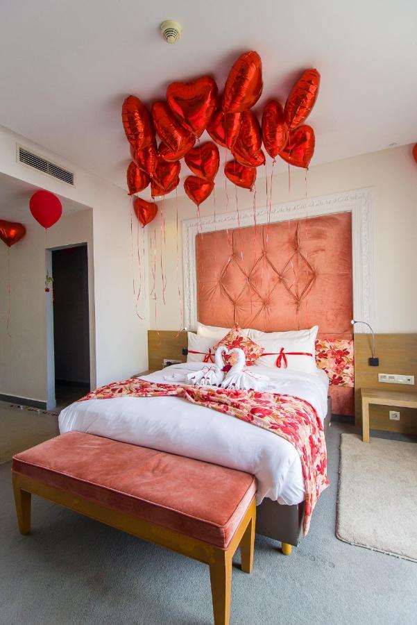 טנג'יר Mandarin Palace Hotel & Spa מראה חיצוני תמונה A bedroom decorated for Valentine's Day