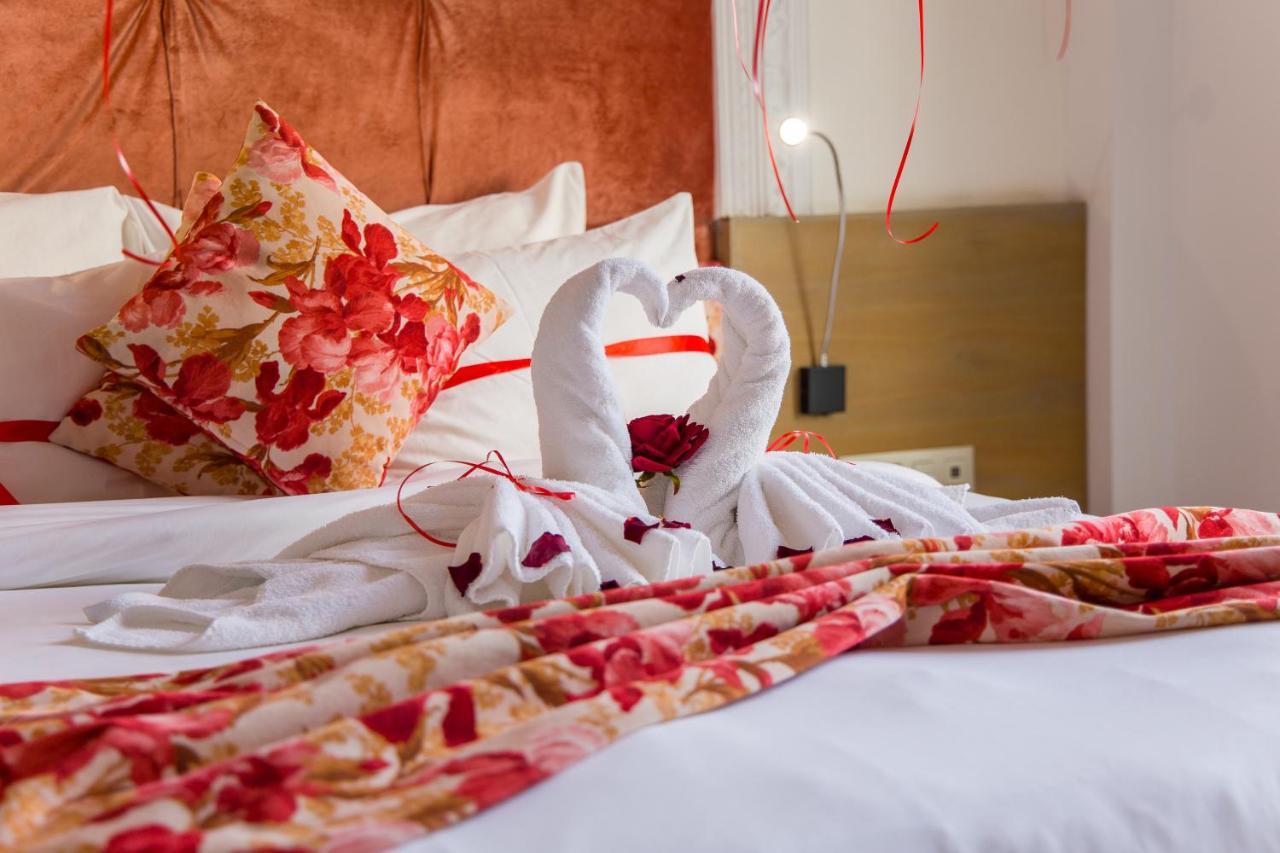טנג'יר Mandarin Palace Hotel & Spa מראה חיצוני תמונה A bed with a heart-shaped towel