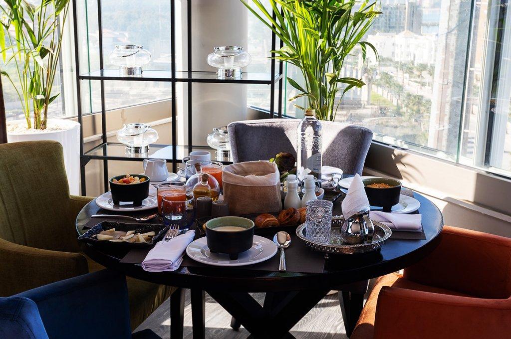 טנג'יר Mandarin Palace Hotel & Spa מראה חיצוני תמונה A table set for afternoon tea at the Mandarin Oriental, Hong Kong